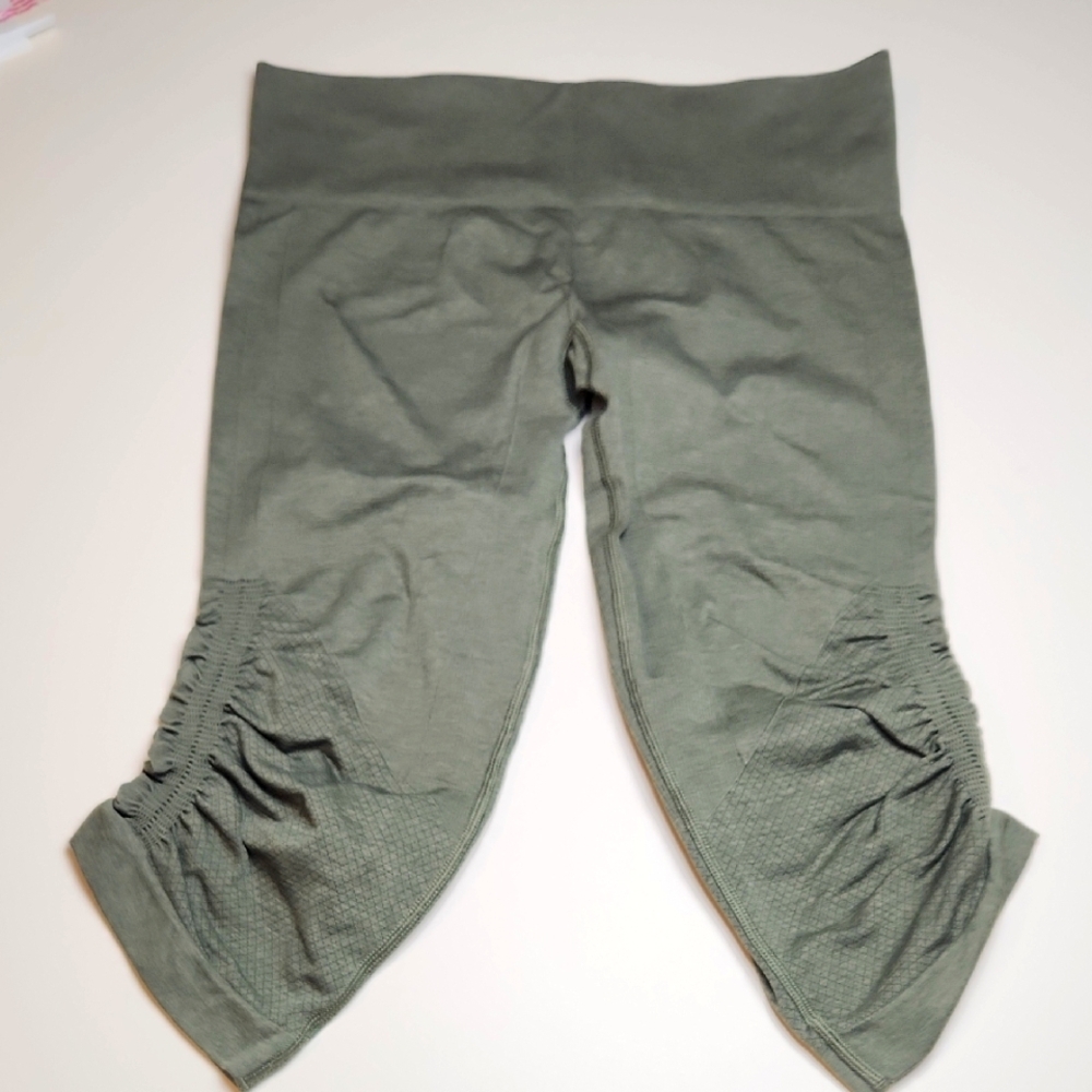 Lululemon In The Flow Crop Pants 👟Size 8 | Great Used Condition
